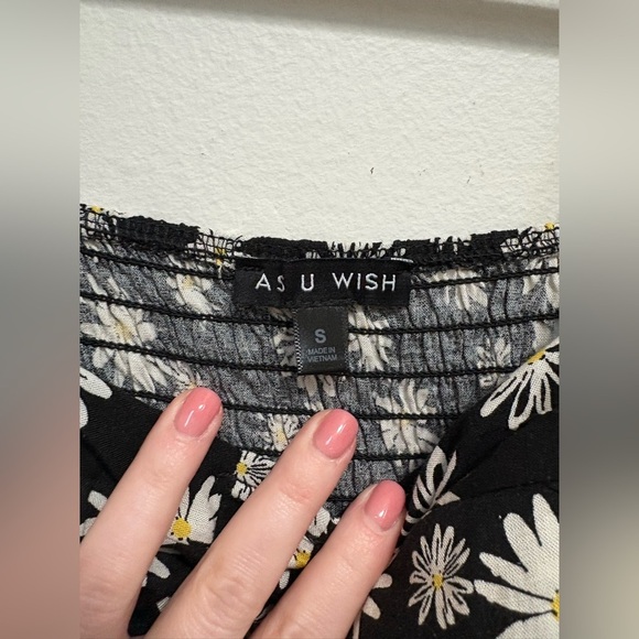 NWT black floral daisy pattern romper, size small - Picture 4 of 4